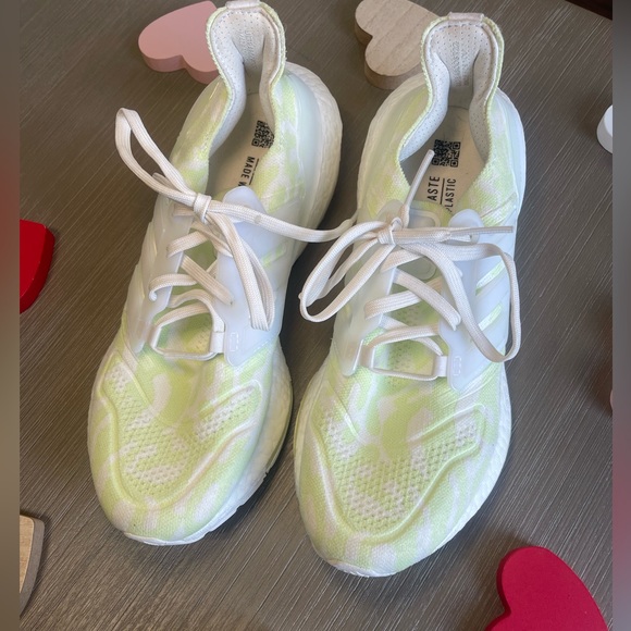Adidas Ultra boost 22 Women Running Shoe - Almost Lime color - Picture 6 of 9